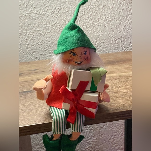 1991 Annalee Elf Doll with Gift - Picture 5 of 6